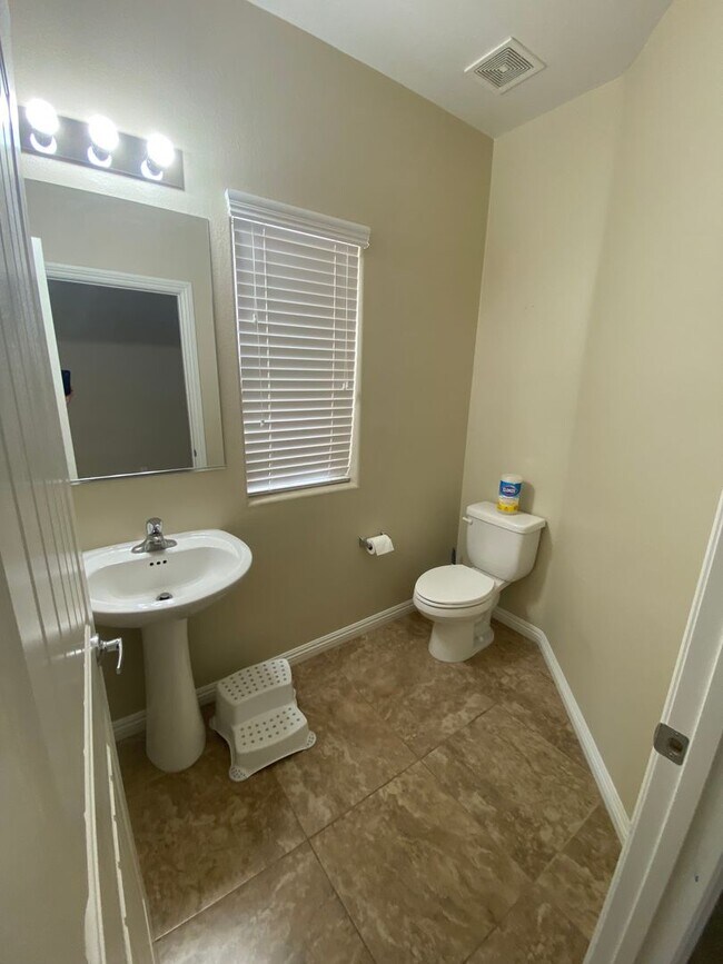 Building Photo - Wonderful 4 bed/2.5 bath home located in H...