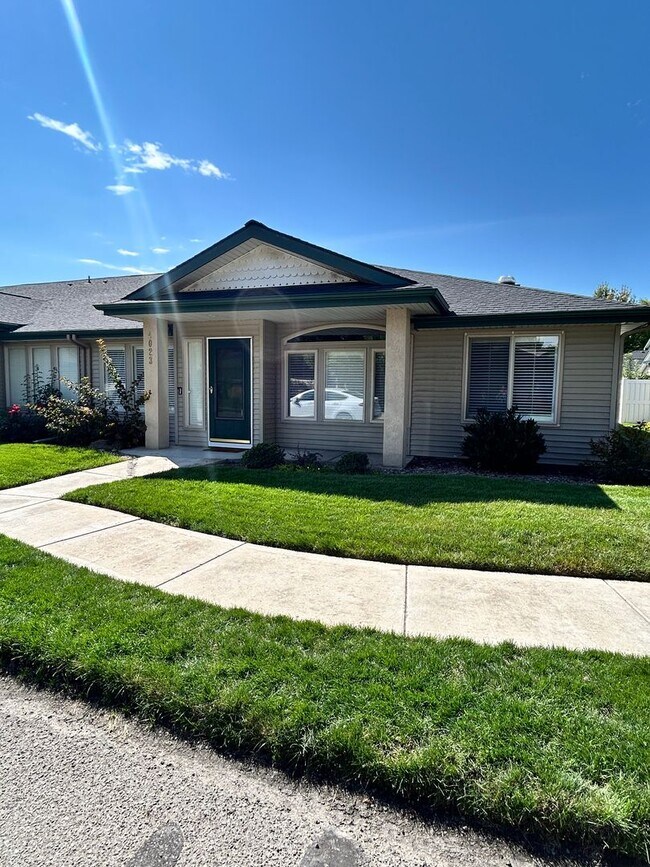 Building Photo - Half Off First Months' Rent!! Spacious Dup...