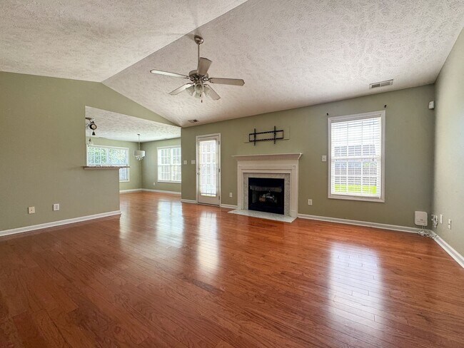 Foto del edificio - Beautiful 4 Bed 2 Bath Home in Fayetteville