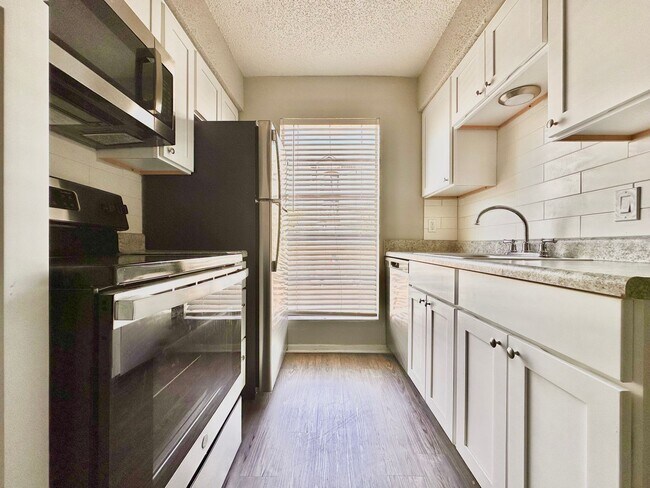 Foto del edificio - University Quarters - 1 Bed 1 Bath!!