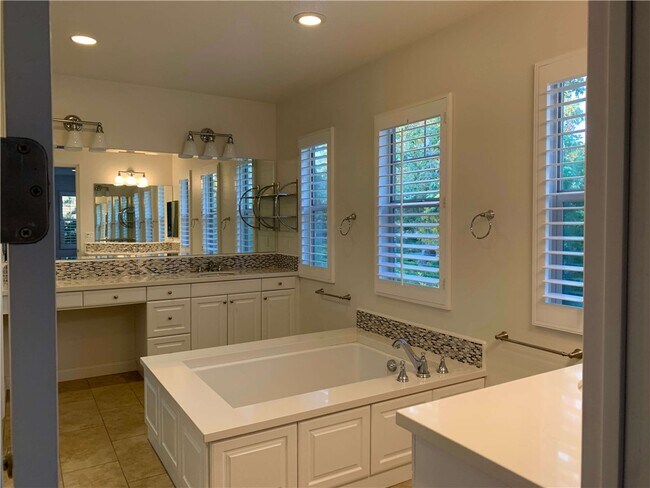 Building Photo - 166 Willowbend