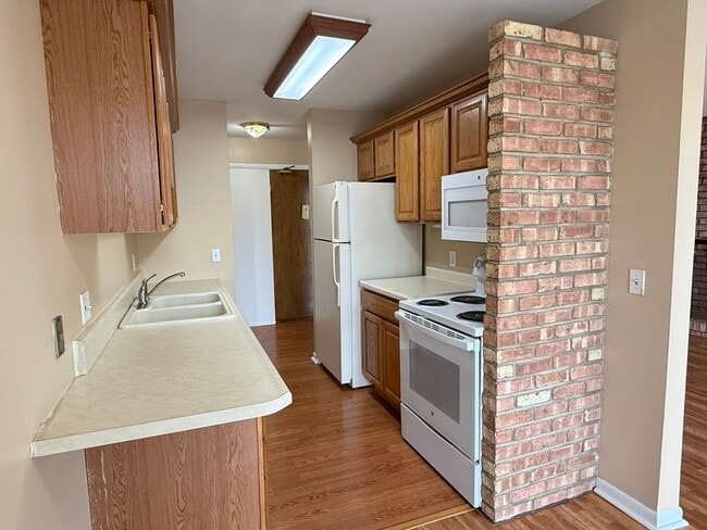 Building Photo - 5500 Hillcrest Ln