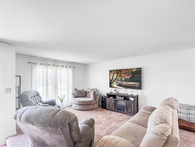 Foto del edificio - 7830 Sprucewood Ave