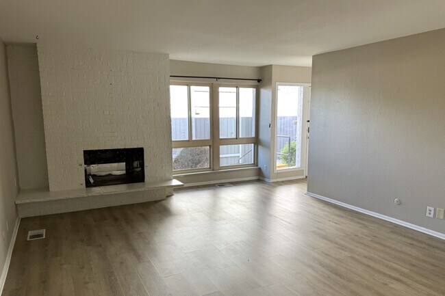 Foto del edificio - 6495 E Happy Canyon Rd