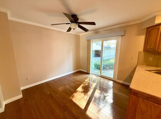 Foto del edificio - 3245 Parker Dr