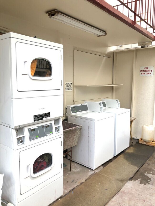 Building Photo - $500 1st Month Rent Special! | Close to th...