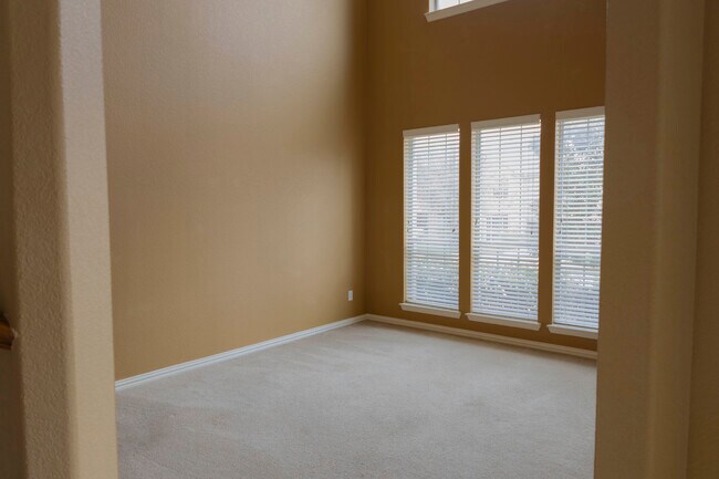 Building Photo - 1411 Delta Dr