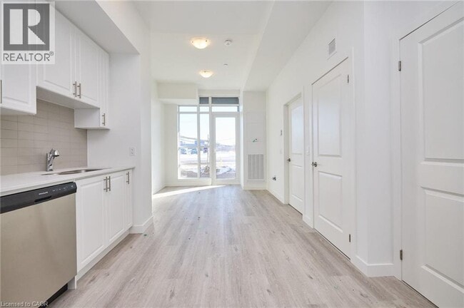 Building Photo - 461 Green Rd