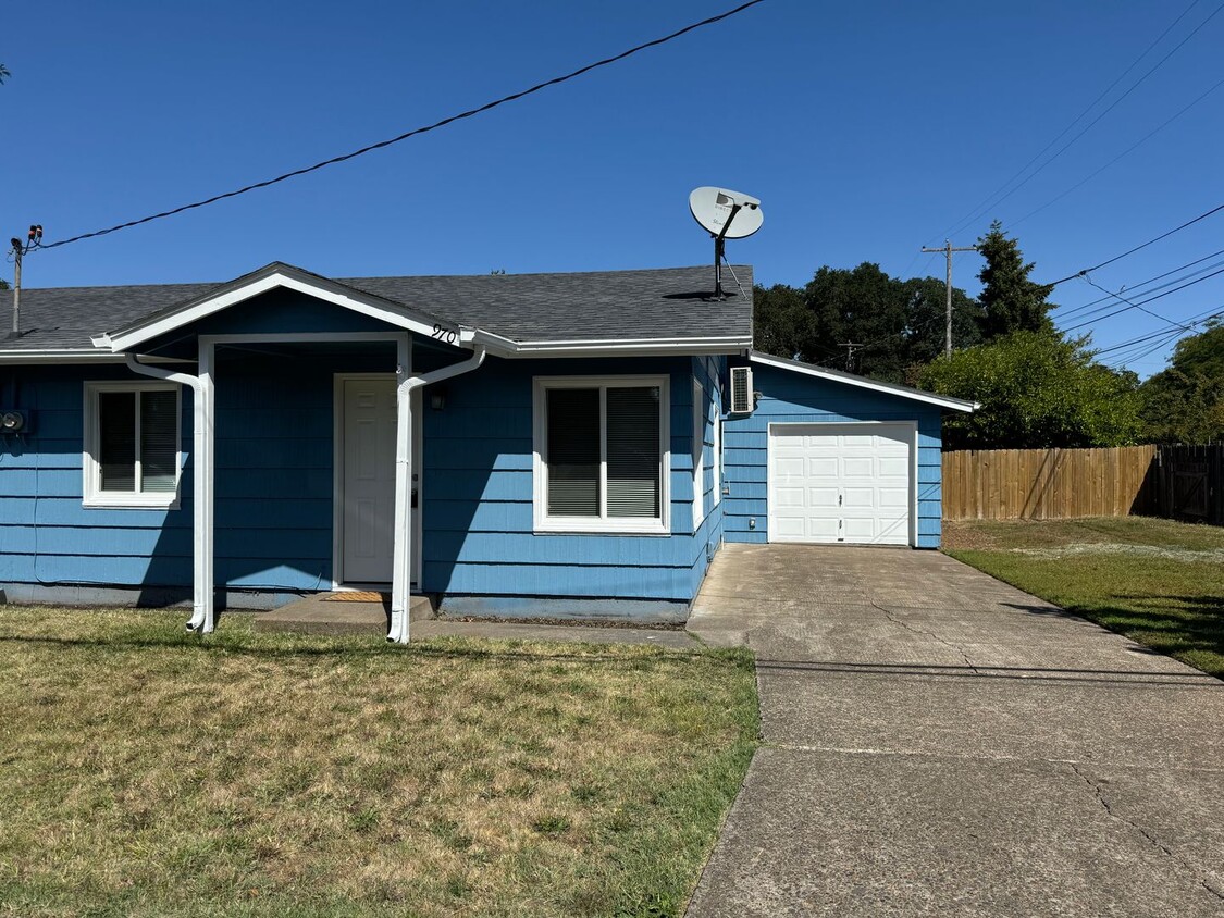 Primary Photo - Freshly updated 2 bedroom 1 bathroom duplex!