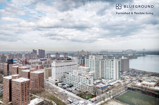 Building Photo - 225 E 95th St