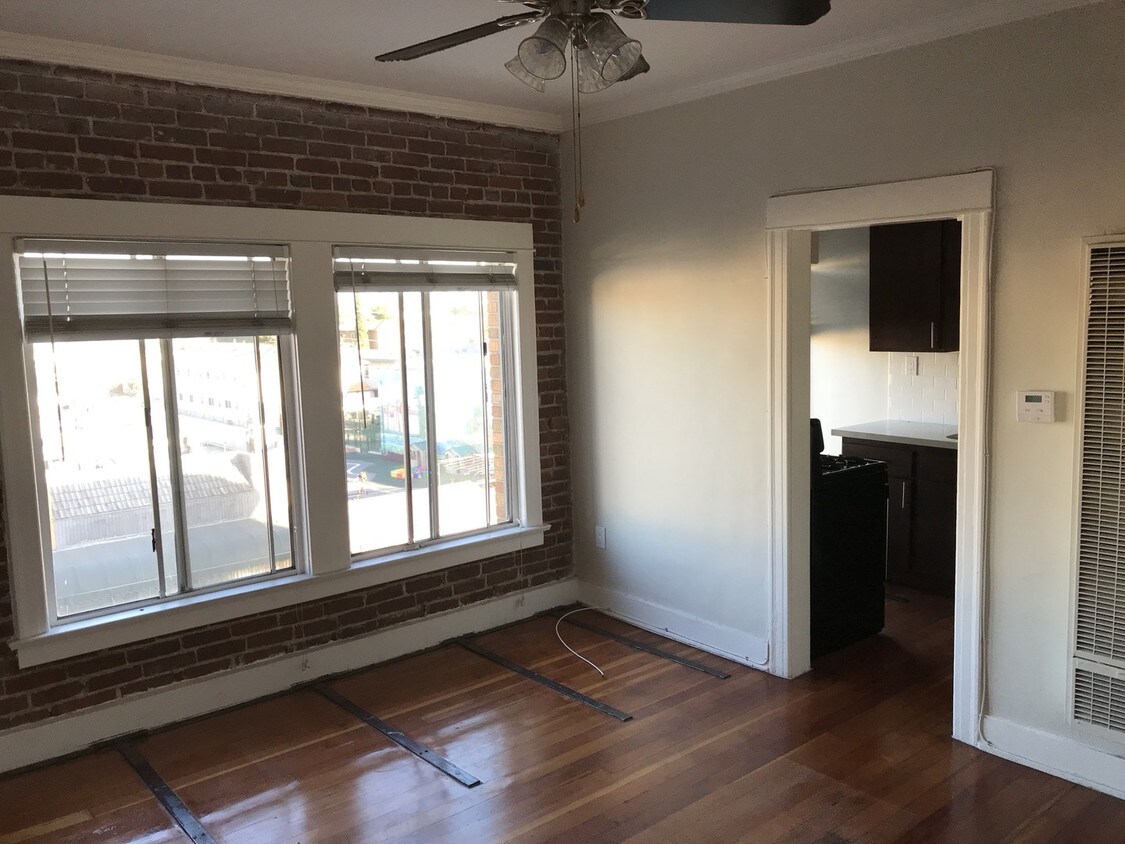 Foto principal - 451 N Western Ave