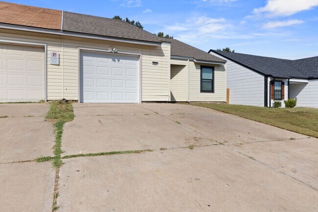 Foto del edificio - Fully Renovated 3 Bedroom Duplex in the heart of Broken Arrow