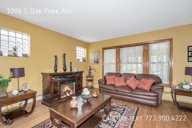 Building Photo - Oak Park 5 bed 3 bath home w/ 2 car garage...