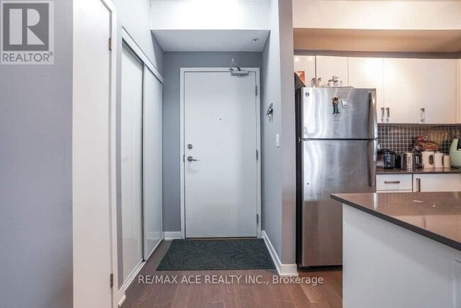 Photo du bâtiment - 3560 St Clair Ave E