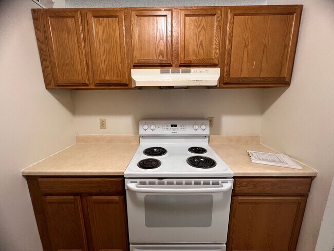 Foto del edificio - 2 Bedroom 1 Bath Balcony Apartment Available