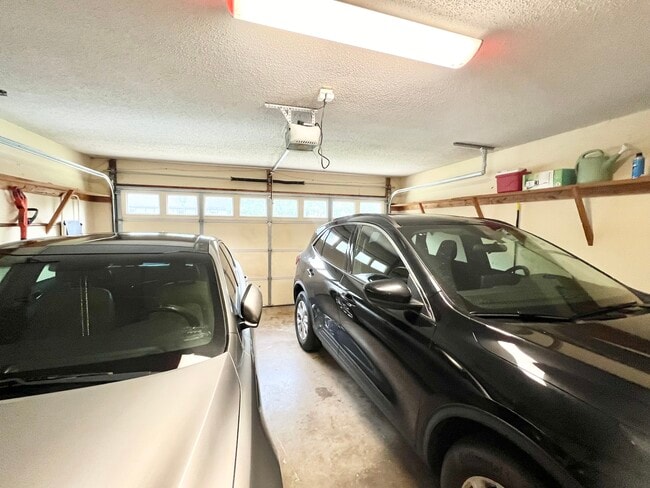 Building Photo - 6500 Lakewood Dr