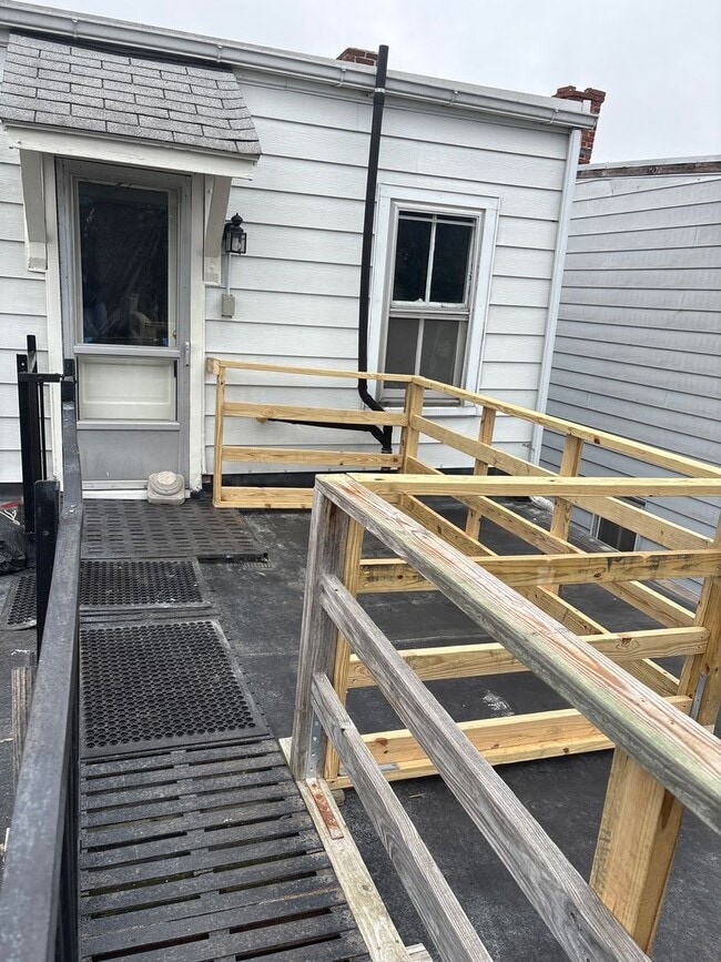Building Photo - 3rd Floor Spacious 1 Bedroom, Fire Escape ...