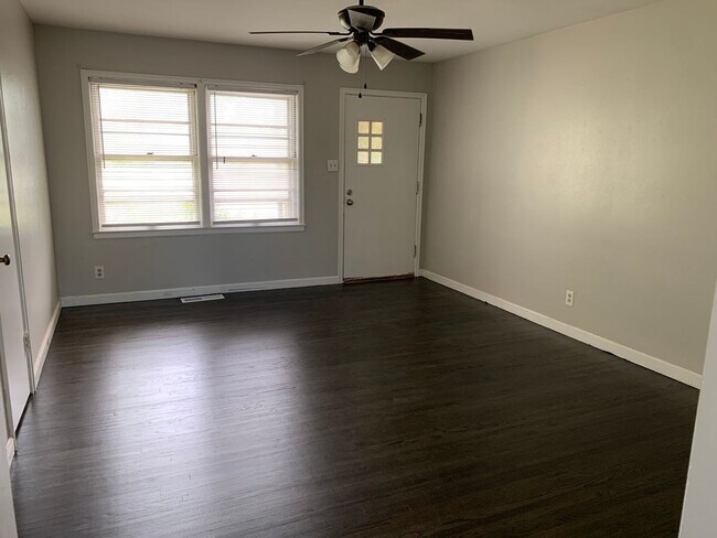 Foto del edificio - $900 - 2 bedroom/ 1 bathroom - Single fami...