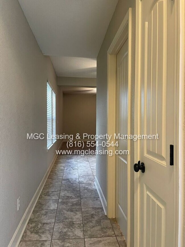 Foto del edificio - 3 Bedroom Luxury Townhome for rent in Lee's Summit
