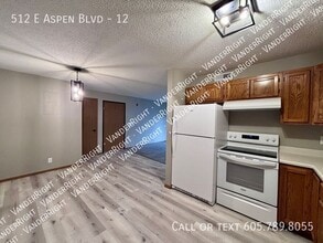 Building Photo - 512 E Aspen Blvd