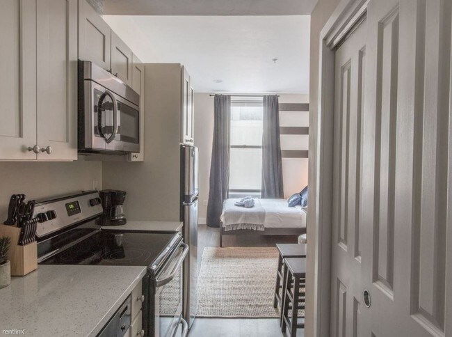 Building Photo - Studio, 1 bath Apartment - 710 E 47th St