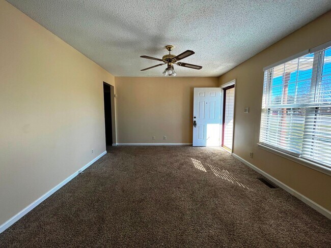 Building Photo - Cute 3 bedroom home with great location cl...