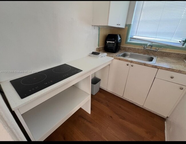 Foto del edificio - 6949 Byron Ave