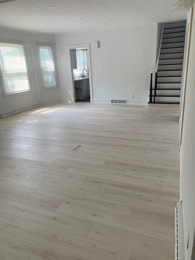 Large living room - 1313 Ridgewood Ave