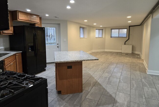 Building Photo - 4341 N Francisco Ave