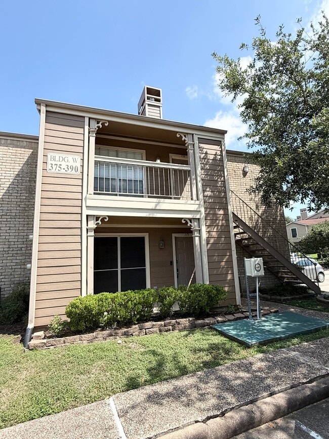 Building Photo - 1860 White Oak Dr