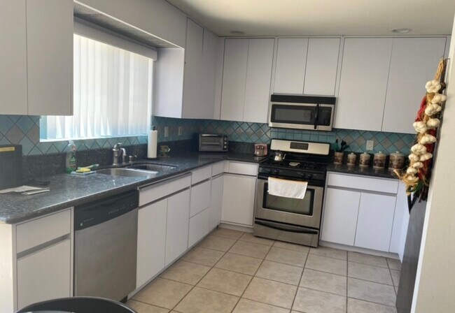 Kitchen - 19224 Hamlin St