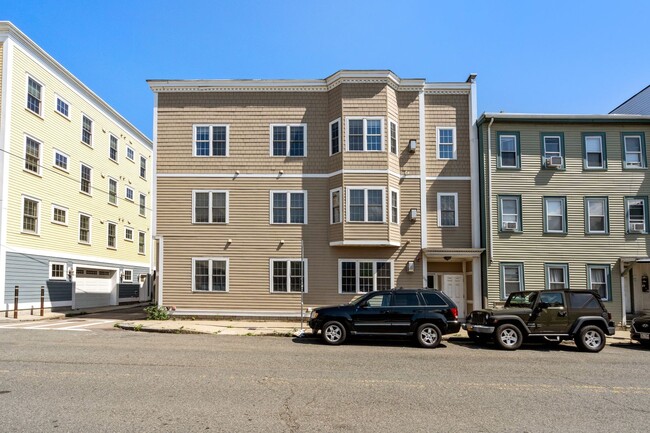 Building Photo - 209 D St