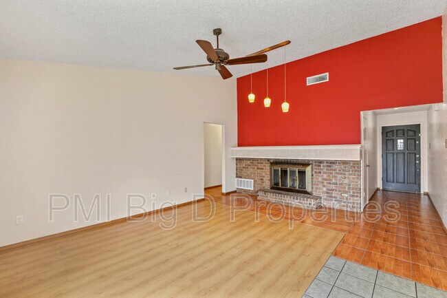Building Photo - 512 Via Avenida