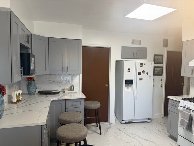 Foto del edificio - 2364 Mott Ave