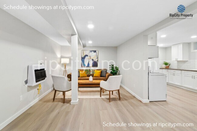 Foto del edificio - Spacious fully remodeled 2-Bed lower level...