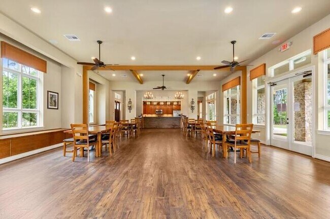 Foto del edificio - 9811 Laurel Lake Dr