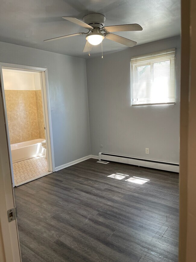 Bedroom Master: W/En Suite - 35 Royal St