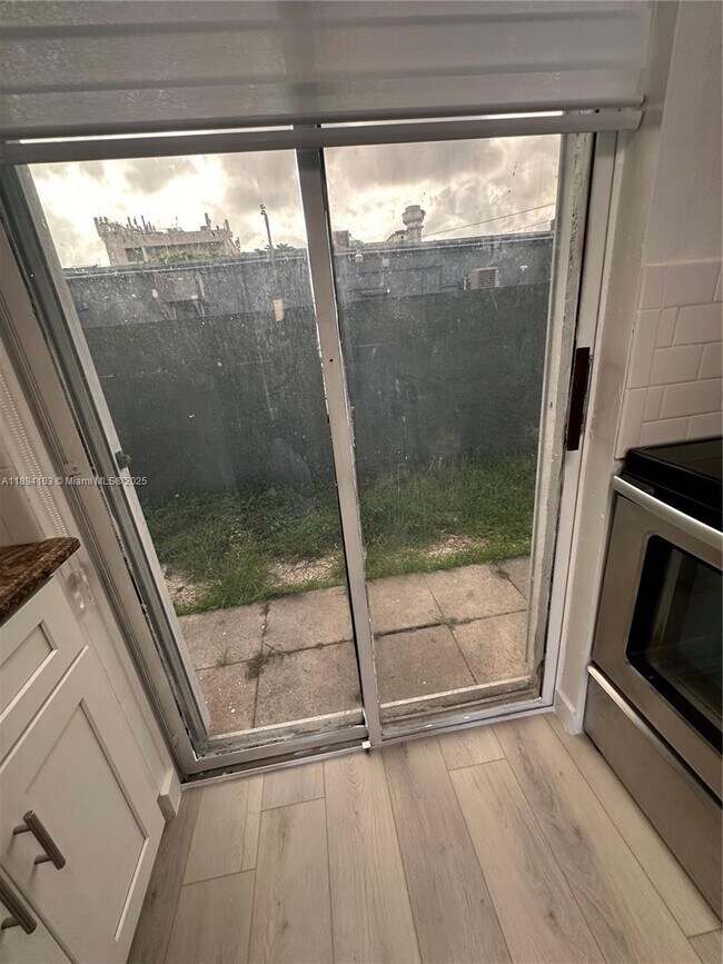 Foto del edificio - 1852 SW 7th St