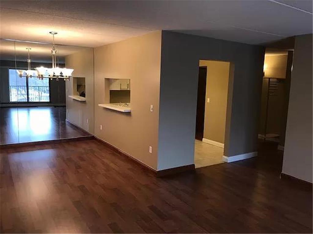 Foto del edificio - 10411 Cedar Lk Rd S