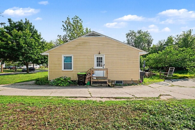 Building Photo - Practical 2 bedroom Rental with Recent Updates $1200/Month