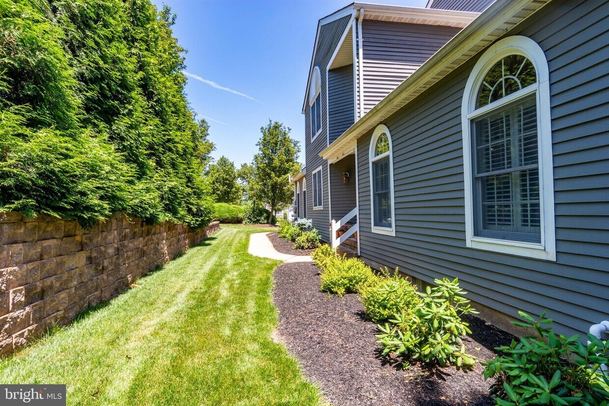 Primary Photo - 142 Summerhill Ct