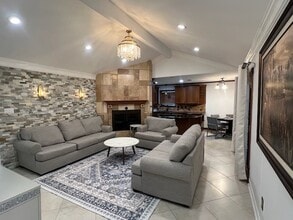 Building Photo - 5 Deerfoot Ct