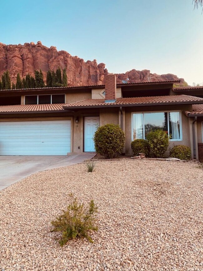 Foto del edificio - Great 3 Bedroom, 3 Bathroom Townhome