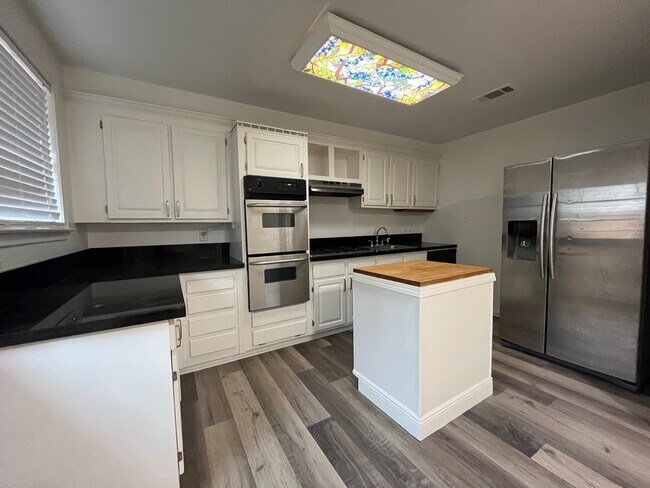 Building Photo - 930 Helios Ave