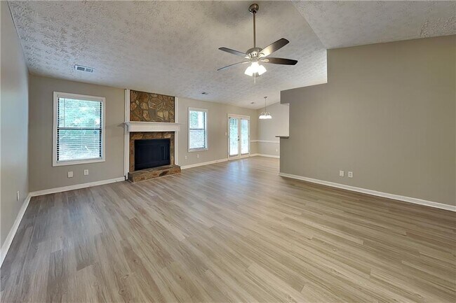 Foto del edificio - 815 Riverstone Ln