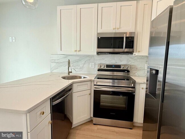 Building Photo - 2421 Frankford Ave