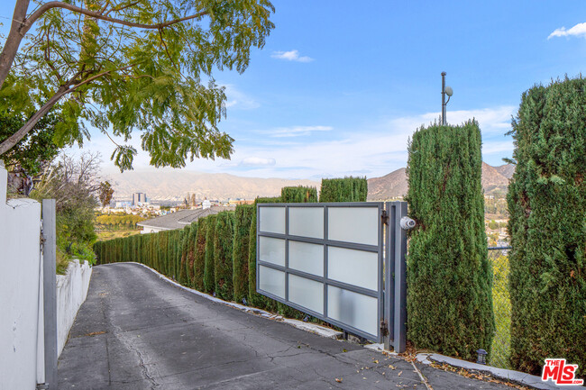 Building Photo - 3556 Multiview Dr