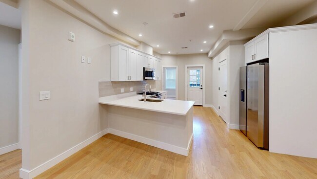 Building Photo - 166 Kelton St