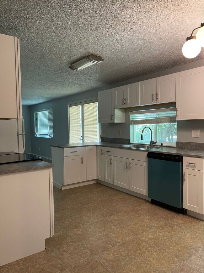 Foto del edificio - Nice Home with Large Backyard in Desirable...