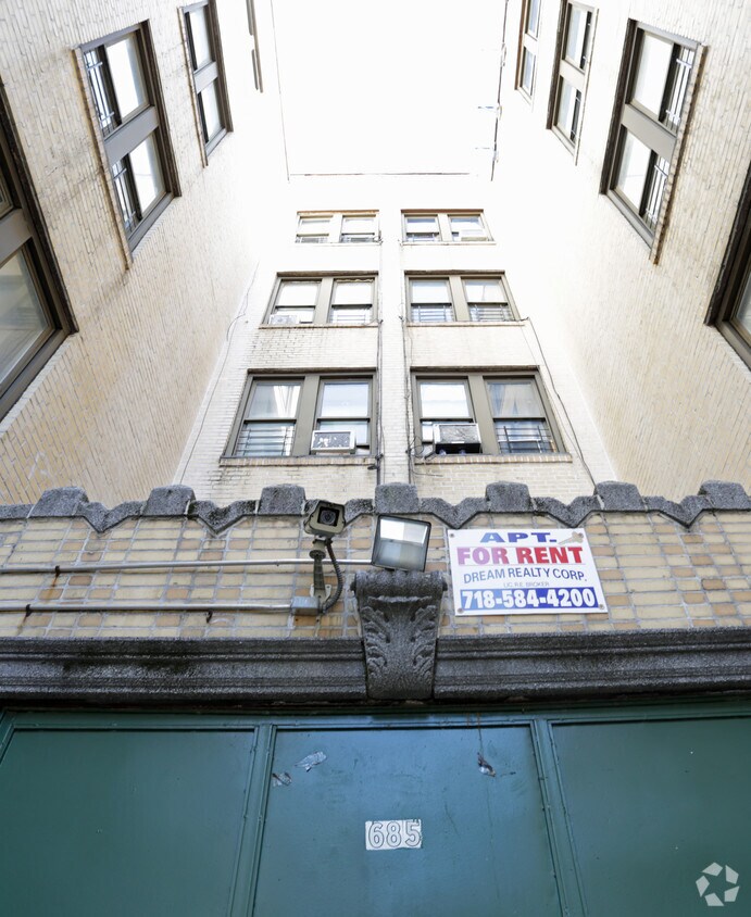 Foto del edificio - 685 E 225th St